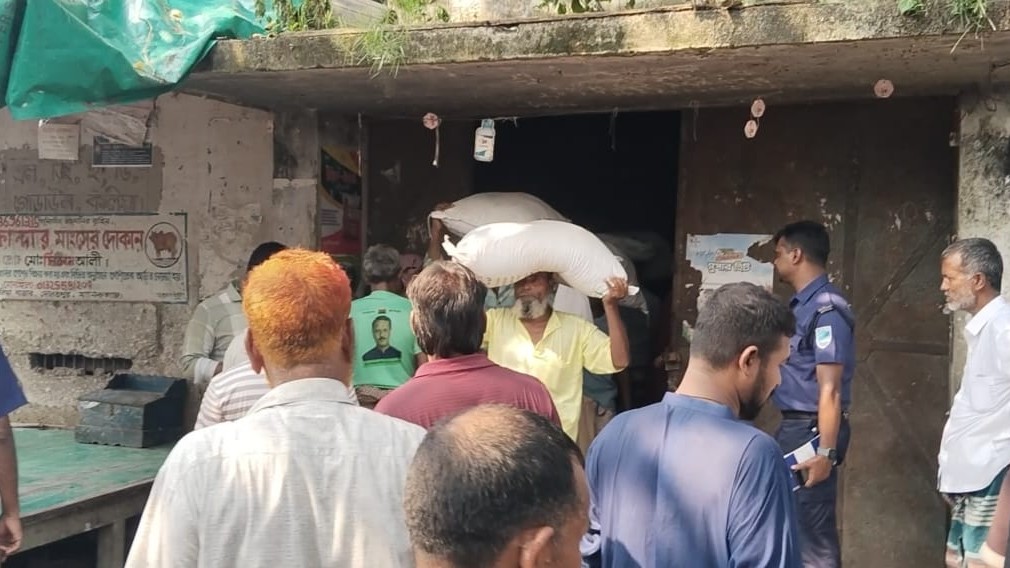 মানিকগঞ্জে সারের গুদামে কৃষকের ভিড়, পুলিশ পাহারায় বিতরণ